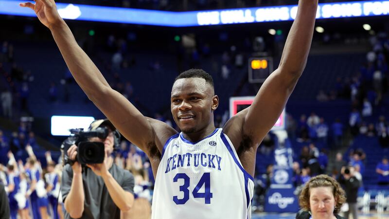 Kentucky's Oscar Tshiebwe (34) celebrates after Kentucky defeated Georgia 85-71 in an NCAA...